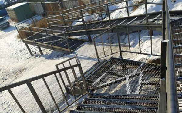 По ул. Юного Коммунара обновили лестницы