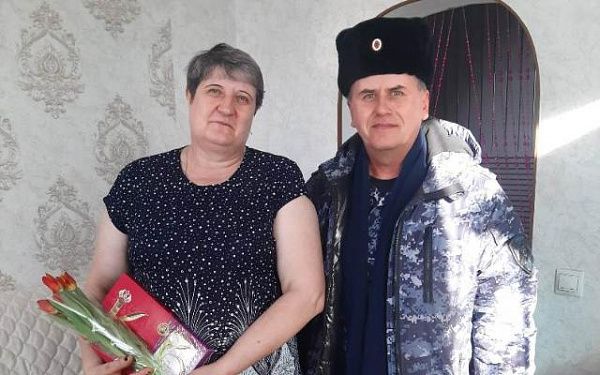 В Бурятии росгвардейцы поздравили с 8 марта матерей и жён погибших товарищей