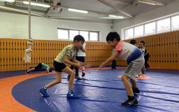 В Улан-Удэ школа олимпийского резерва набирает воспитанников в секцию вольной борьбы