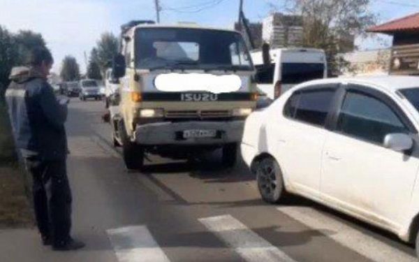 В Улан-Удэ на "зебре" стукнулись японский грузовик и легковушка 