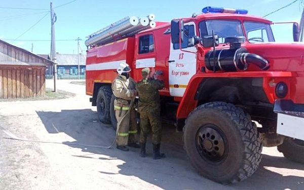 В Бурятии прошли совместные учения пожарных и росгвардейцев