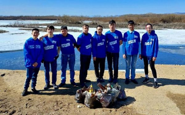 В Улан-Удэ молодогвардейцы провели весеннюю уборку на Набережной