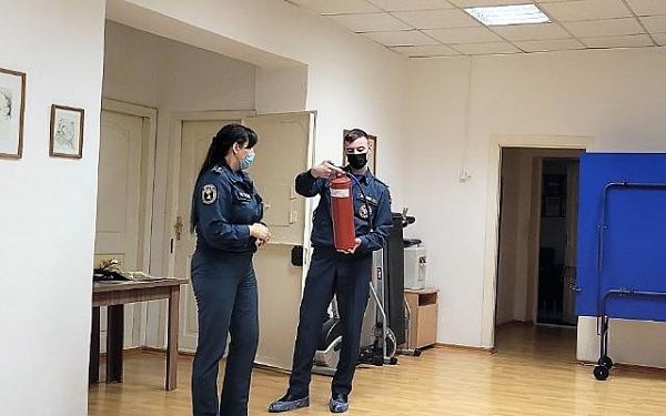 Сотрудники МЧС России провели занятие с детьми по пожарной безопасности