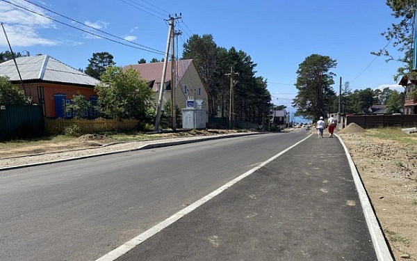 В Горячинске укладывают бордюрный камень и устраивают тротуары