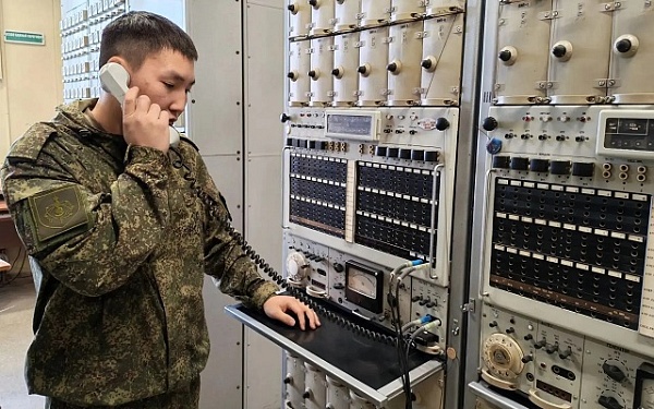Алексей Цыденов поздравил военных связистов с профессиональным праздником