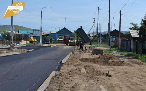 В Иволгинском районе Бурятии на объектах нацпроекта приступили к укладке асфальта