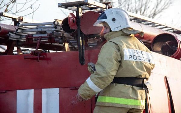 На пожаре в поселке Кирзавод огнеборцы эвакуировали двух человек