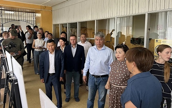 Алексей Цыденов оценил состояние школ Гусиноозёрска