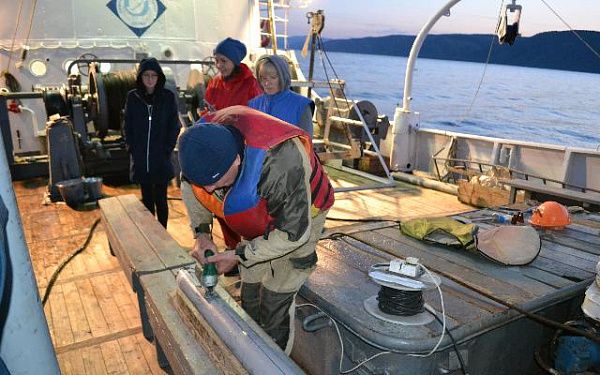 Ученые взяли пробы воды на Байкале для санитарно-микробиологической оценки ее качества
