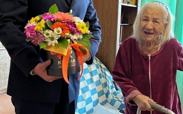 В Бурятии поздравили 97-летнюю женщину-снайпера Великой Отечественной войны