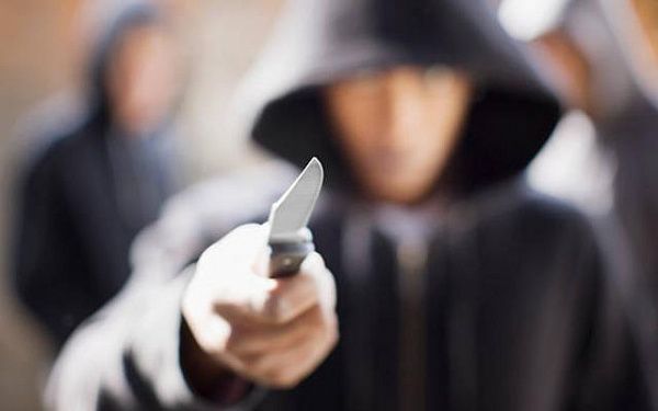 Разбойник с ножом заставил 18-летнего улан-удэнца перевести ему деньги на счёт