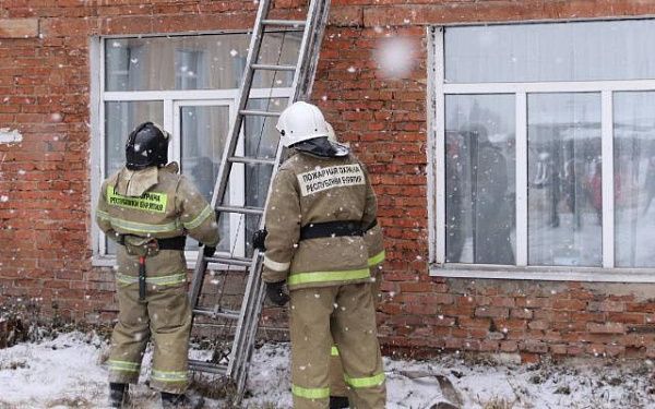 В городе Бабушкин в Бурятии 3 часа горел дом