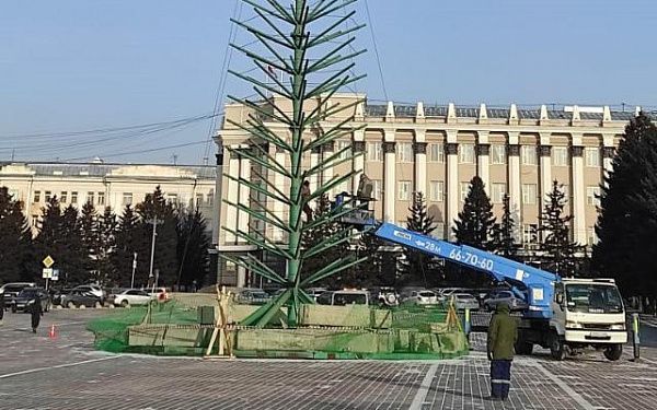 Монтаж каркаса главной новогодней елки завершили в Улан-Удэ