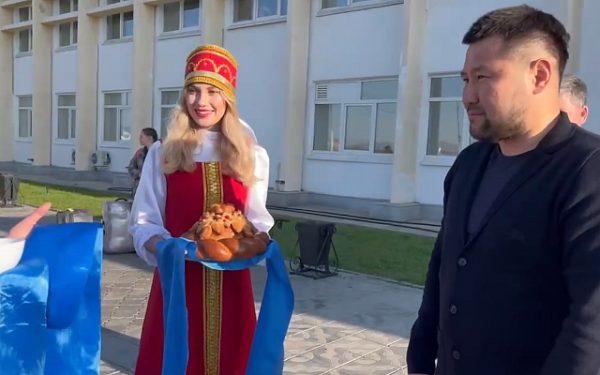 В Улан-Удэ поздравить Бурятию со 100-летием прилетел глава Якутска 