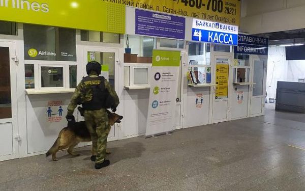В Улан-Удэ специалисты — взрывотехники ОМОН Росгвардии произвели осмотр аэропорта