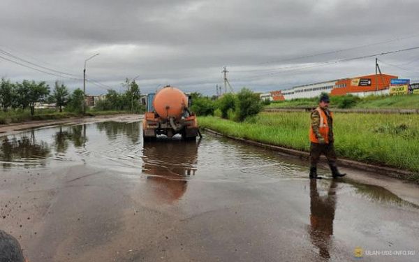 4 мотопомпы, 12 вакуумных машин и 14 единиц спецтехники откачивают воду с улиц Улан-Удэ