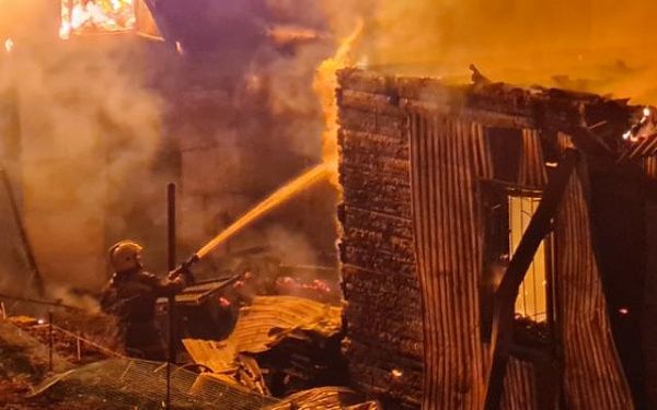 Дознаватели МЧС России устанавливают причину ночного пожара в Улан-Удэ