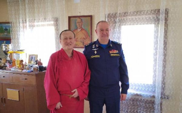 В Бурятии командующий военно-транспортной авиацией РФ встретился главой буддистов 