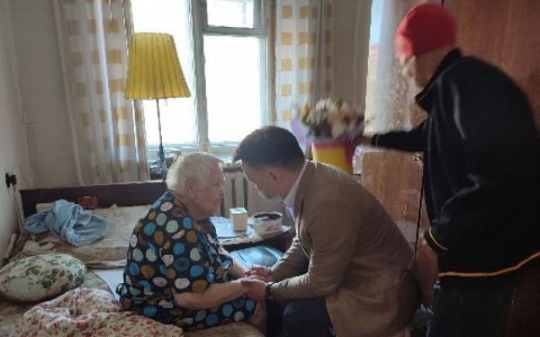 В Улан-Удэ 102-летняя врач-ветеран приняла поздравления с приближающимся Днём Победы 