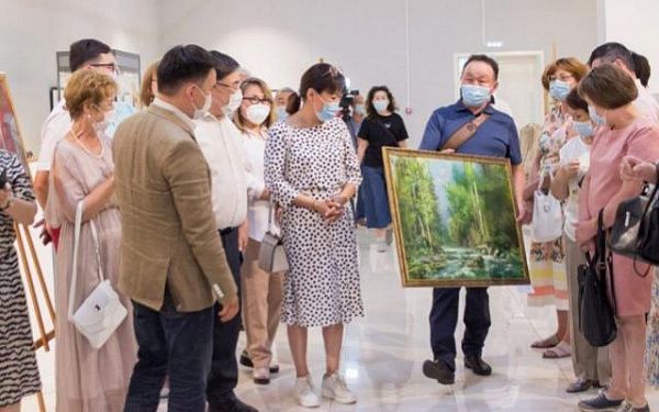 Художники Бурятии подарили свои работы врачам ковидных госпиталей