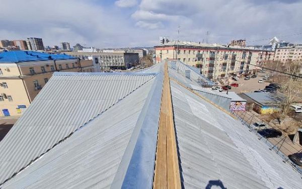 В Улан-Удэ «ювелирно» ремонтировали крышу 70-летнего дома
