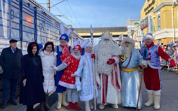 В Улан-Удэ прибыл поезд Деда Мороза