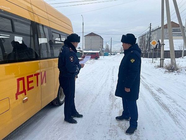 Сотрудники Госавтоинспекции работают на месте ДТП в Иволгинском районе