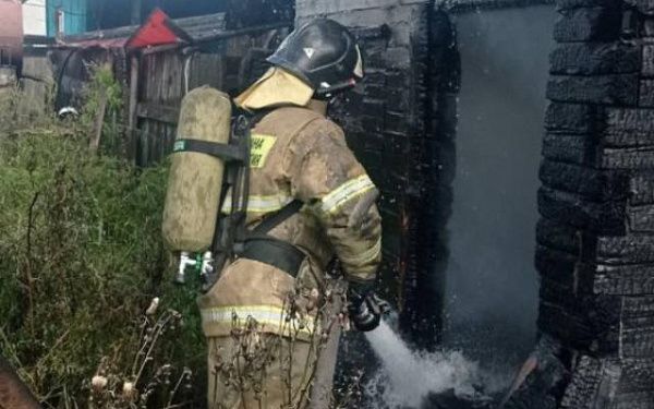 В Бурятии огнеборцы спасли мужчину из горящего дома 