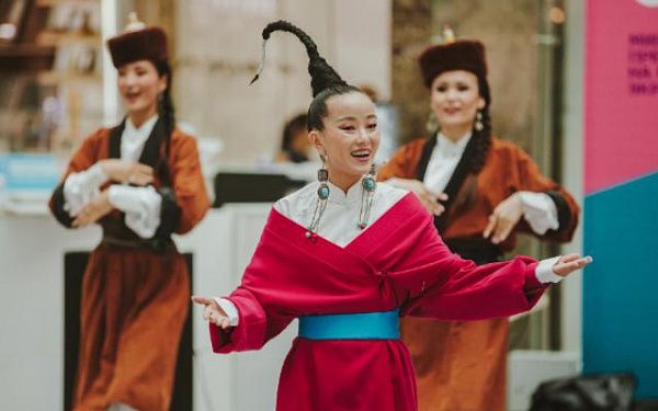 В торговых центрах Улан-Удэ учили танцевать ёхор