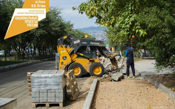 В Улан-Удэ ремонтируют участок дороги возле Русского драмтеатра