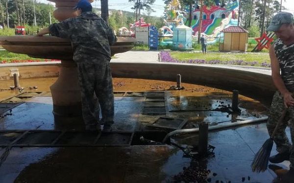 В Улан-Удэ чаши фонтанов очищают от мусора