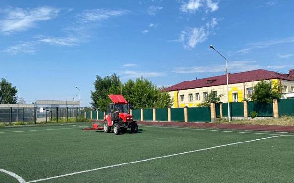 Комбинат по благоустройству Улан-Удэ "расчесывает" футбольные поля