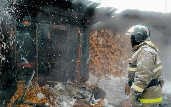 В Бурятии из-за пожара уничтожен легковой автомобиль