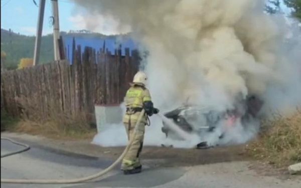 На севере Бурятии пожарные потушили горящий автомобиль 