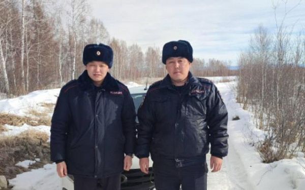 В районе Бурятии полицейские спасли замерзавшего на льду реки мужчину