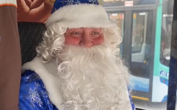 В Улан-Удэ за баранкой автобусов разъезжают Дед Мороз и Снежная королева