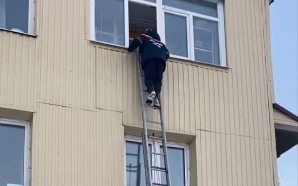 Малыш запер маму на балконе в Улан-Удэ