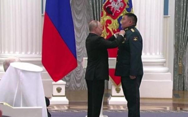 Путин вручил орден Мужества военному из Бурятии 
