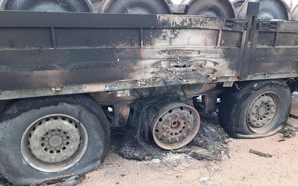 В Бурятии на трассе загорелась фура из-за лопнувших колёс 