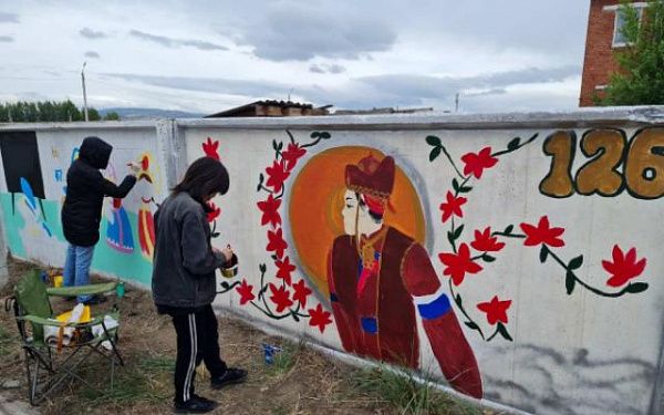Уличные художники раскрасили микрорайон Улан-Удэ 