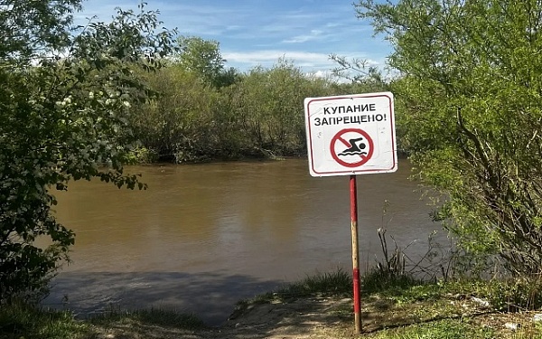 На реках Улан-Удэ устанавливают знаки «Купаться запрещено!»