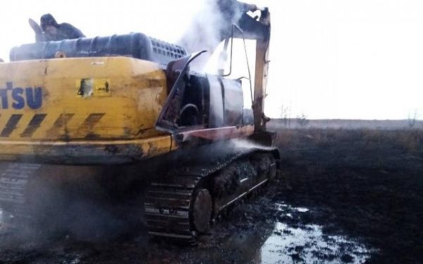 В озерном районе Бурятии при возгорании травы сгорел экскаватор 